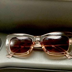 I’m selling glasses there’s no size and it’s for everyone I hope you enjoy bye💋